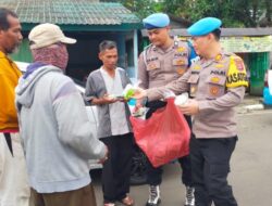 Menjelang Berbuka Puasa Si Propam Polres Bogor Berbagi 100 Takjil Kepada Masyarakat