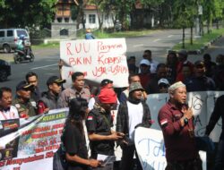 Ratusan Jurnalis Sukabumi Bersatu Lakukan Aksi Tolak RUU Penyiaran Depan Gedung DPRD Kabupaten Sukabumi