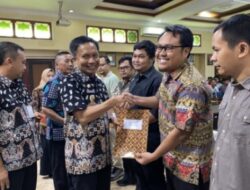 Serahkan 39 SPMK, Pj Bupati Cilacap Ingatkan untuk Kerjakan Proyek Sesuai Rencana