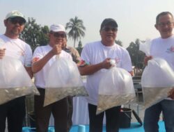 Jaga Fungsi Setu Pemda Bogor Lakukan Tebar Benih Ikan dan Penanaman Pohon di Situ Plaza Cibinong