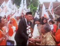 Momen Warga Antarkan Anggota DPRD Sukabumi Di Lantik Periode 2024-2029.