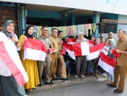 Diskominfo Bagikan Bendera Merah Putih Ajak Masyarakat Meriahkan HUT ke-79 RI