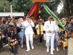 Usai Dilantik, Presiden Prabowo Subianto, Walikota dan Wakil Walikota Bogor Berjalan Kaki Ke Balaikota