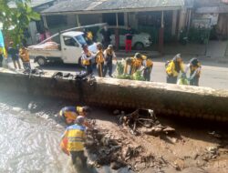 Bupati Sukabumi H Asep Japar, Turun Langsung Bersihkan Kali Ciraden di Wilayah Cisaat