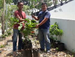Menjelang Peringatan Hari Sumpah Pemuda Karang Taruna Harapan Jaya Adakan Tanam Pohon & Pembuatan Wisata Spot Photo di Lingkar Setu Cikaret Cibinong.