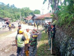 Pemdes Kadununggal Gelar Jumat Berkah, Tambal Jalan Kabupaten Demi Keselamatan Warga
