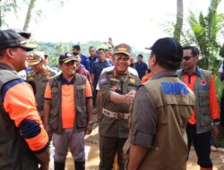 Mentri Dalam Negeri Kunjungi Korban Longsor Di Desa Cibeunying Kabupaten Cilacap.