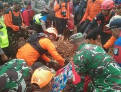 TNI Evakuasi Korban Longsor, Distribusikan logistik dan Pastikan Kebutuhan Dasar Warga Terpenuhi