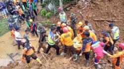 TNI dan Tim SAR, Bergerak Cepat Bantu Korban Longsor di Cilacap