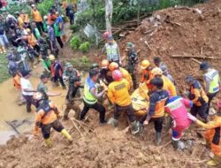 TNI dan Tim SAR, Bergerak Cepat Bantu Korban Longsor di Cilacap