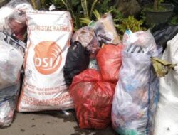 Mobil Sampah Telat Datang, Sampah Menumpuk di Jalan Cibatu-Cisaat Sukabumi