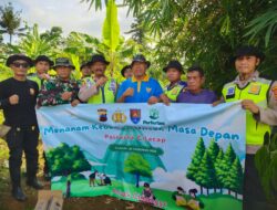 Giat Penanaman Pohon Serentak Dalam Rangka Antisipasi Lahan Kritis dengan Menanam Kebaikan Untuk Masa Depan Polresta Cilacap Di Desa Karangreja Kecamatan Cimanggu