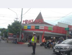 Quick Respon Polsek Purwokerto Timur Polresta Banyumas Urai Kemacetan Di Simpang Empat Kaliputih Akibat Traffic Light Padam