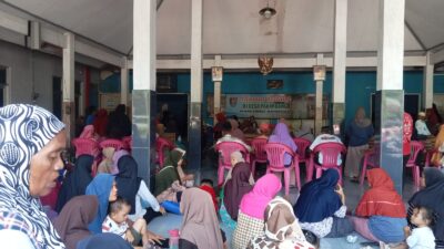 Pemkab Cilacap Salurkan Bansos CPP dan Minyak Goreng Tahap 1 di Desa Panimbang, 821 KPM Merasa Senang