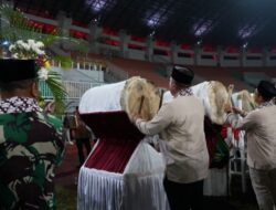 Rudy Susmanto Bersama Masyarakat Rayakan Malam Takbiran Dengan Pawai Obor