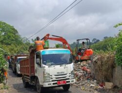 Pemkab Bogor Kerahkan Puluhan Truk Sampah dan Alat Berat Tangani Tumpukan Sampah Liar Di Desa Cikopo